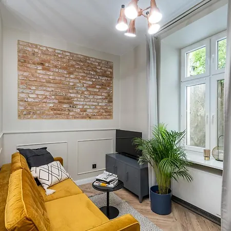 Househost : Topolowa 26/17 Krakow