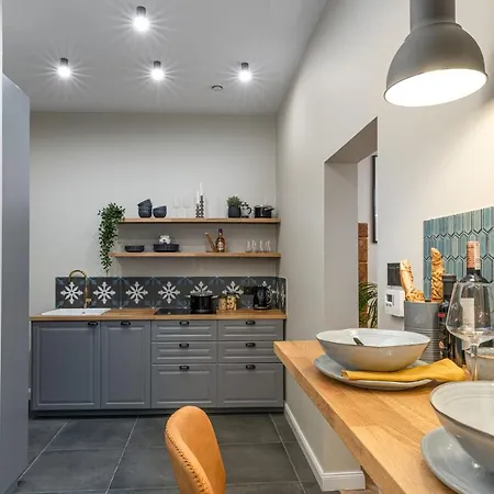 Househost : Topolowa 26/17 *